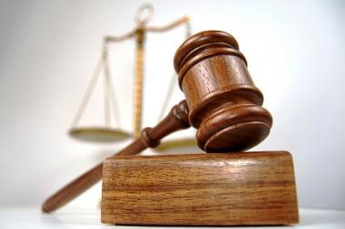 Teisės vairuoti dėl pažeidimų netekę vairuotojai ją susigrąžina teismuose 