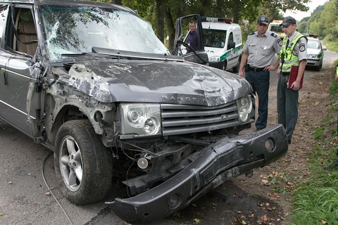 Pakeliui į „Belmontą“ visureigis daužė automobilius ir vartė stulpus