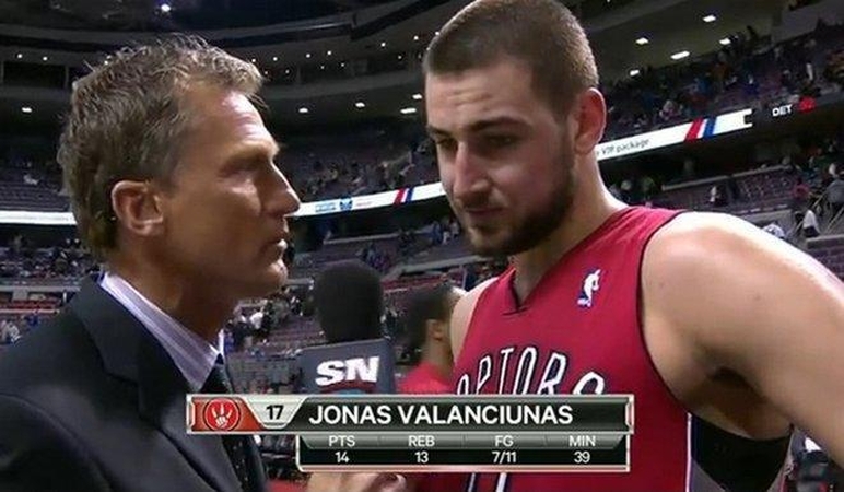 Tiesioginiame interviu po NBA mačo J. Valančiūnas kalbėjo lietuviškai