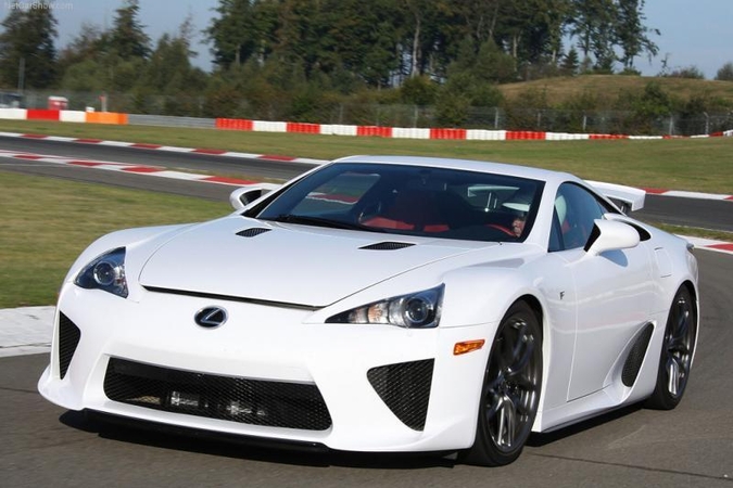 "Lexus" praranda lyderio pozicijas JAV