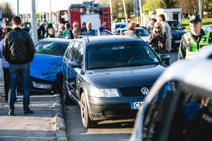 Kaune – masinė automobilių avarija (galima priežastis – alkoholis)