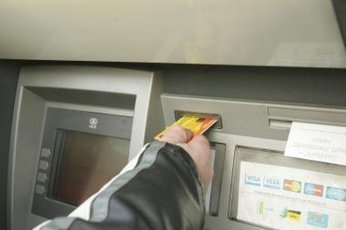 Bankomate palikus kortelę laukti apsimoka ne visada