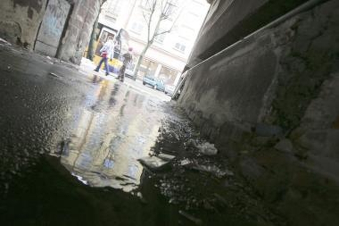 Kaune sumuštas ir apvogtas 26-erių vyras