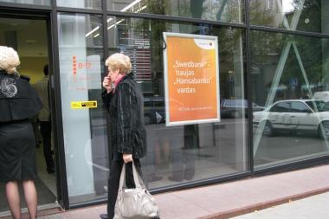 „Swedbank" kelia palūkanas už indėlius