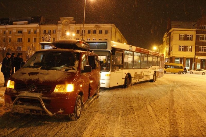 Miesto centre į avariją papuolė keleivius vežęs autobusas 