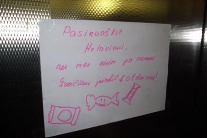 Apie artėjantį heloviną vaikai kaimynams priminė raštu 