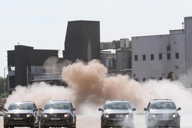 "Volkswagen Amarok" nugriovė 140 tonų sveriantį kaminą