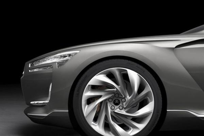 „Citroën“ stoja į kovą limuzinų klasėje 