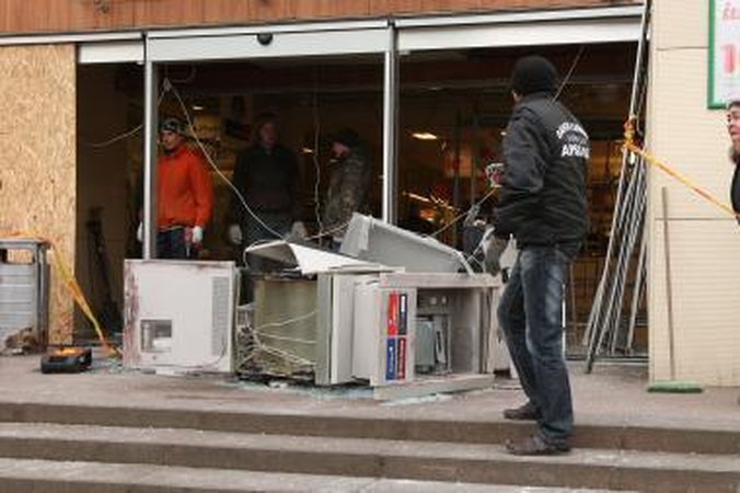Policija nustatė naktį Kaune bankomatą susprogdinusius įtariamuosius (papildyta)