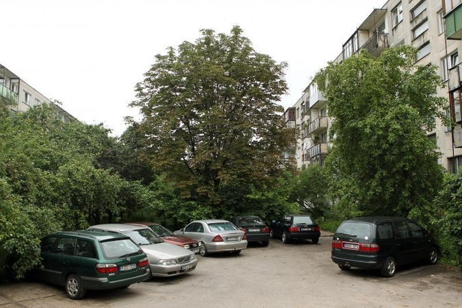 Vilniečiai raginami pranešti apie paliktus nebenaudojamus automobilius
