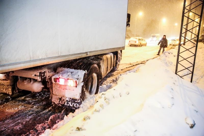 Vilkikų vairuotojai: kaip išgyventi sniego spąstuose?