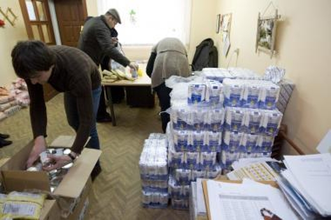 Neparduotą maistą siūlo atiduoti skurstantiems