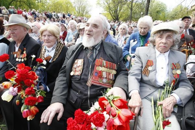 Pergalės diena Klaipėdoje: gėlės ir padėkos veteranams