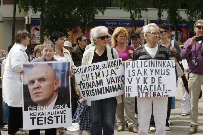 N.Venckienę remiantys klaipėdiečiai pasmerkė policijos šturmą
