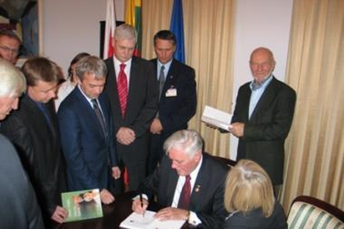 Varšuvoje pristatyta knyga apie Adamkus