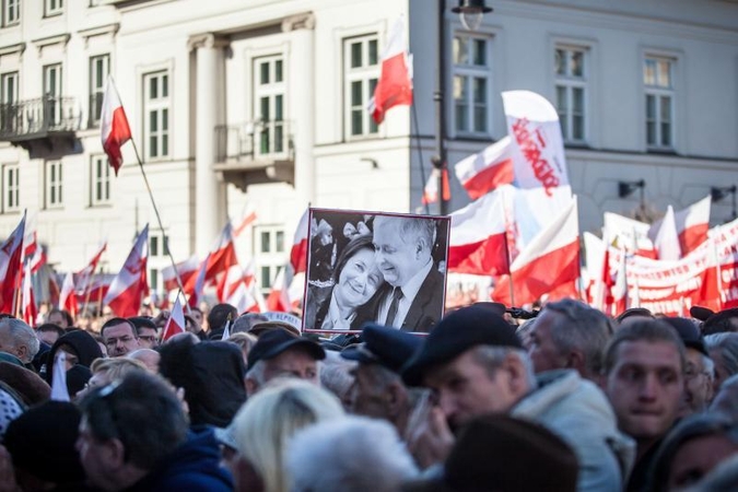Varšuvoje L.Kaczynskio žūties metinės paminėtos protestu