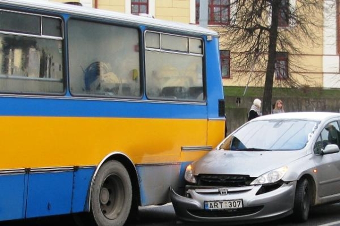 Prie Žaliojo tilto - autobuso ir automobilio kova