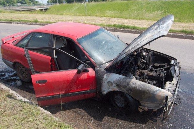Gesintuvas užsidegusio „Audi“ neišgelbėjo