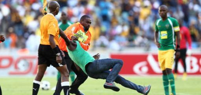 Pietų Afrikoje futbolo sirgalius teisėją talžė vuvuzela