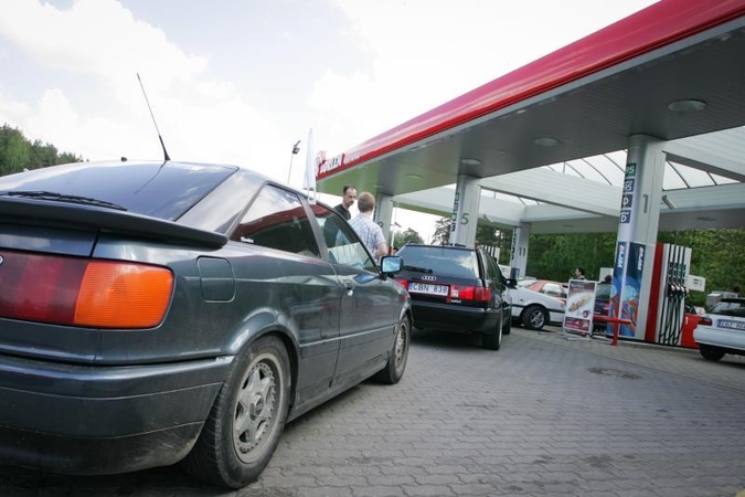 Vairuotojai: degalai turėtų kainuoti ne daugiau nei 3,99 lito