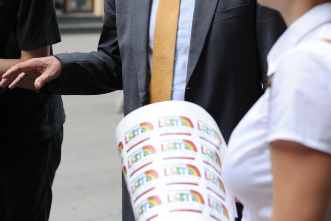 Vilniuje lipdukais pažymėti seksualinėms mažumoms tolerantiški barai 