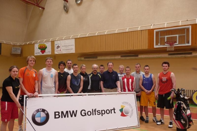 Studentus golfo paslapčių mokė profesionalas