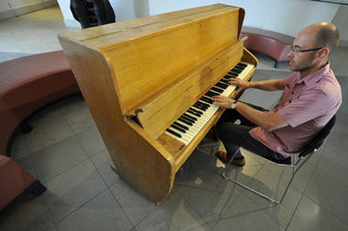 Parduodamas pianinas, prie kurio prasidėjo „The Beatles“ karjera