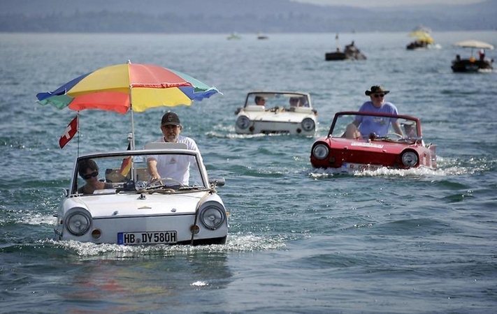 Šou ežere: perdarytų į amfibijas automobilių lenktynės