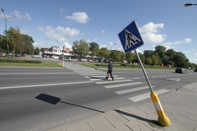 Klaipėdoje, Taikos prospekte - pavojingai pasviręs kelio ženklas