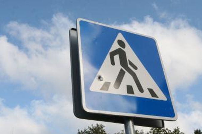 Automobilis partrenkė šaligatviu ėjusią pėsčiąją