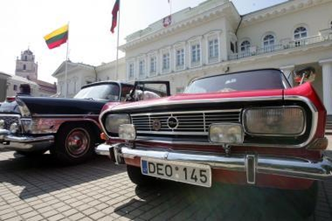 Po istorines Lietuvos vietas - senoviniais automobiliais