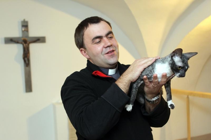 Kunigas: nusiimk karūną – įsileisk Dievą