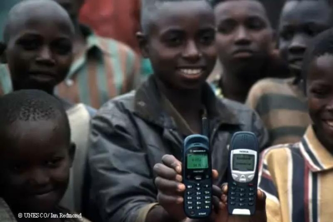 Afrikoje išmanieji telefonai gelbsti ir gimdyves, ir gyvybes