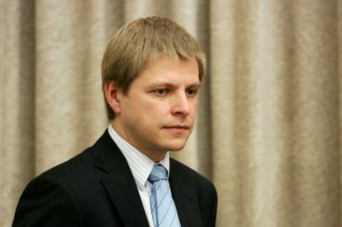Anksčiau laisvę atgavę nuteistieji būtų stebimi elektroninėmis priemonėmis