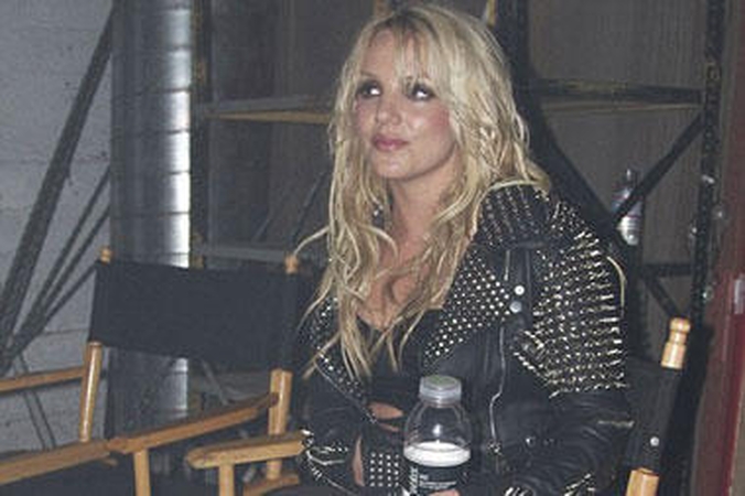 Naujo vaizdo klipo filmavimo aikštelėje B.Spears virto provokuojančia rokere