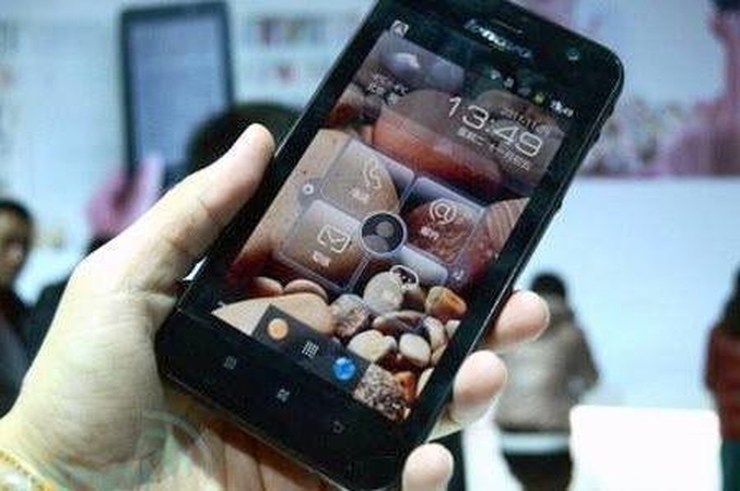 „Lenovo“ išleido planšetės ir išmaniojo telefono hibridą