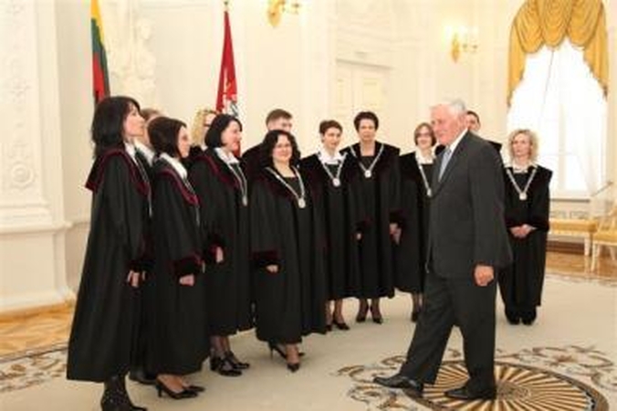 V.Adamkus priėmė 13-kos teisėjų priesaikas