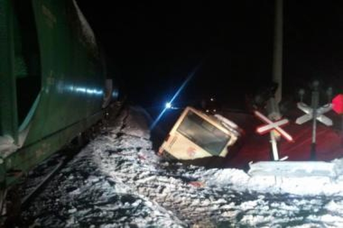 Klaipėdos rajone traukinys rėžėsi į autobusą