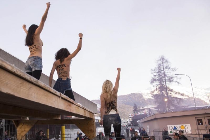 Pusnuogės „Femen“ aktyvistės surengė protestą prieš Davoso forumą
