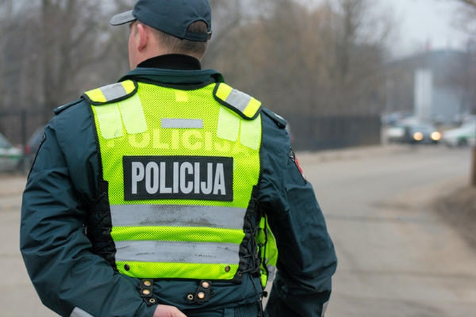 Kėdainių rajone įgriuvo kelias, bet pavojaus nėra