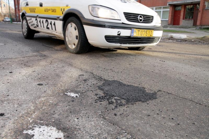 Pavasaris: Klaipėdos gatvėse ant duobių jau dedami lopai