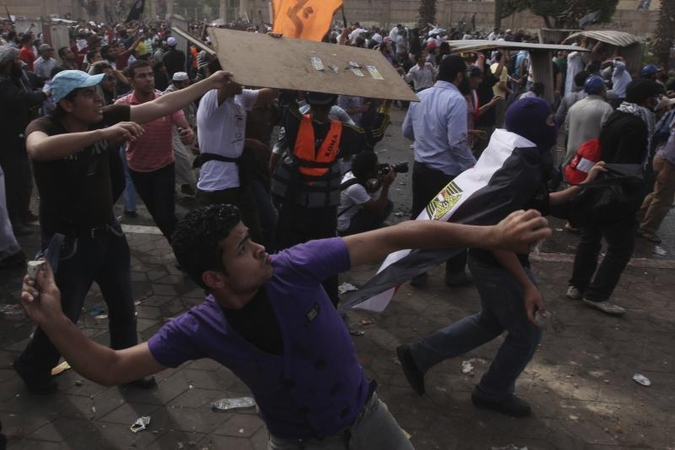 Egipto sostinėje protestuotojai susirėmė su kariškiais