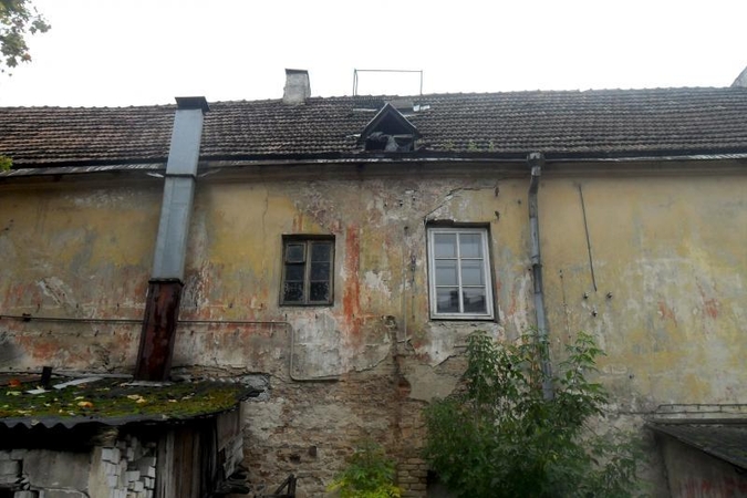 Apleistų pastatų kaimynystė: žmonės bijo, kad ant galvos nukris plyta