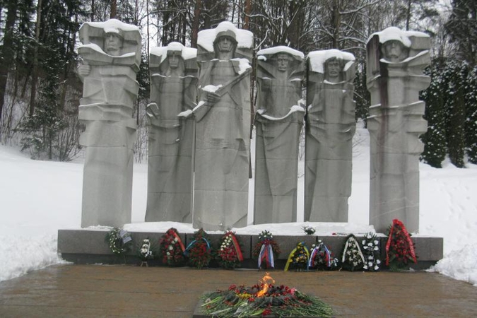 Raudonosios armijos dieną gėlių nepagailėta ir Napoleono kariams