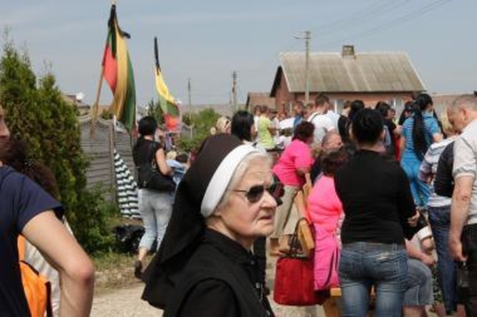 Žmonių minia ir toliau budi prie Venckų ir Kedžių namų 