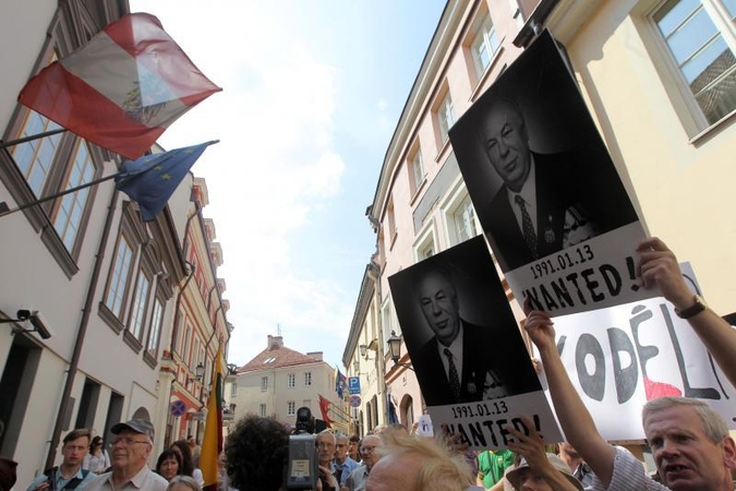 Prie Austrijos ambasados - protesto balsai ir žvakelės 