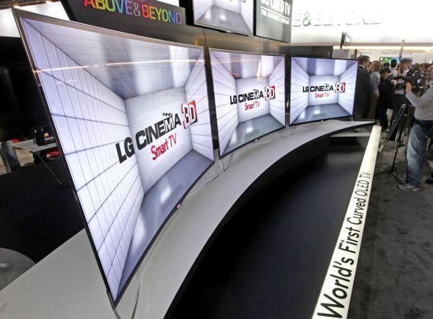 Pirmieji pasaulyje išlenkti OLED televizoriai - už automobilio kainą