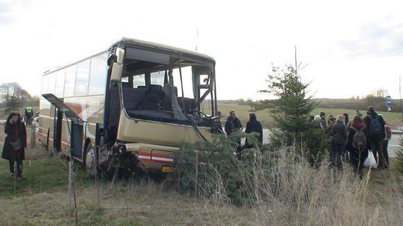 Susidūrus autobusui ir vilkikui nukentėjo penki užsieniečiai
