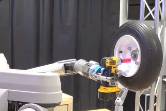 JAV pristatytas robotas, mokantis keisti ratus