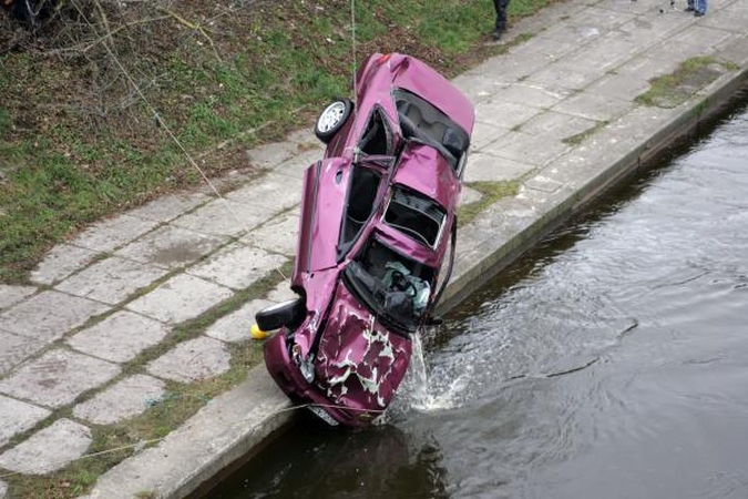 Penki lemtingi žingsniai evakuacijai iš skęstančio automobilio